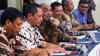 Hadir di antaranya Ketua KNKT, Soerjanto Tjahjono dan Kepala Sub Komite Kecelakaan Penerbangan KNKT Nurcahyo Utomo.