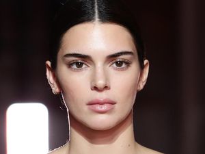 Kendall Jenner Pose Tanpa Busana, Bagian Intim Hanya Ditutupi Tas