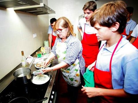 Dukung Kesetaraan Gender, Sekolah Ini Ajarkan Murid Pria Cuci & Setrika Baju