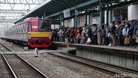 KRL juga jadi salah satu transportasi umum primadona warga Ibu Kota. Tak hanya memiliki waktu tempuh yang lebih cepat, KRL juga menjadi salah satu transportasi publik yang kerap digunakan warga karena mampu menguhubungkan kawasan Ibu Kota dengan daerah-daerah penyangga seperti Tangerang, Depok hingga Bogor. Pradita Utama/Detikcom.