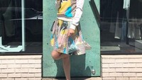 Raline Shah sering pamer momen cicip makanan di Instagramnya. Kali ini ia mencicip es krim cone dengan outfit warna pastel yang mencuri perhatian. Foto: Instagram