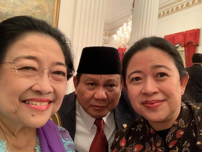 Puan dan Megawati swafoto bersama Prabowo