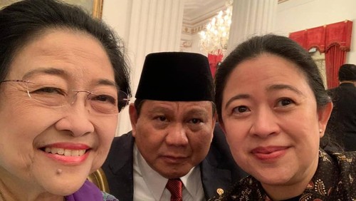 Puan dan Megawati swafoto bersama Prabowo