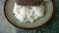  Orang Indonesia beranggapan belum makan kalau belum ketemu nasi. Jadi gini deh, makan es krim saja pakai nasi. Foto: istimewa