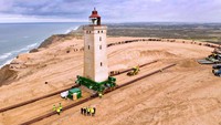 Nantinya roda terrsebut akan bergerak perlahan di atas pasir dengan kecepatan 8 meter per jam.  (AFP/Getty Images)