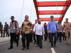 Tinjau Jembatan Holtekamp, Mendagri Tito: Semoga Dukung Ekonomi Warga