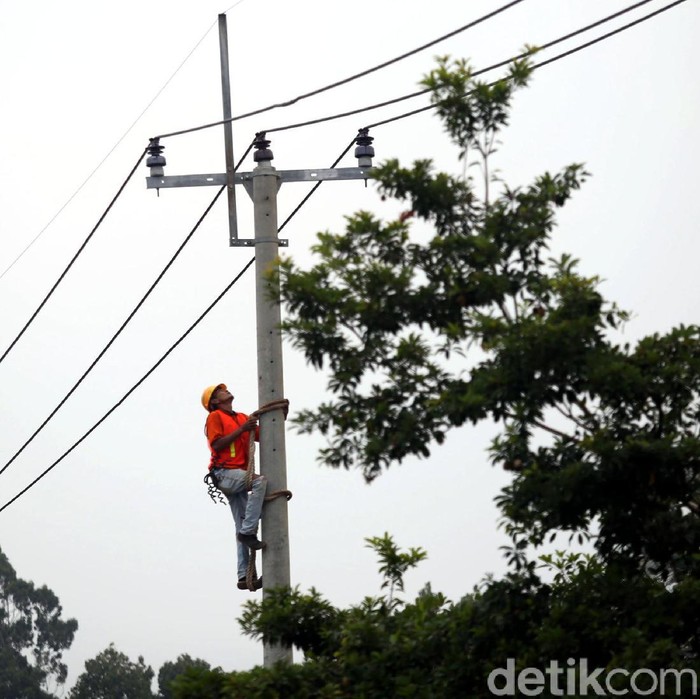 Pembangunan dan pemeliharaan infrastruktur listrik terus dilakukan PLN di seluruh wilayah Indonesia. Tak terkecuali di perbatasan, seperti di Kabupaten Natuna.