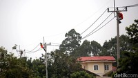 Sebanyak 120 tiang listrik sepanjamg 6 km dilakukan penggantian pengilat pin isolator dari alumunium ke Top Tis.