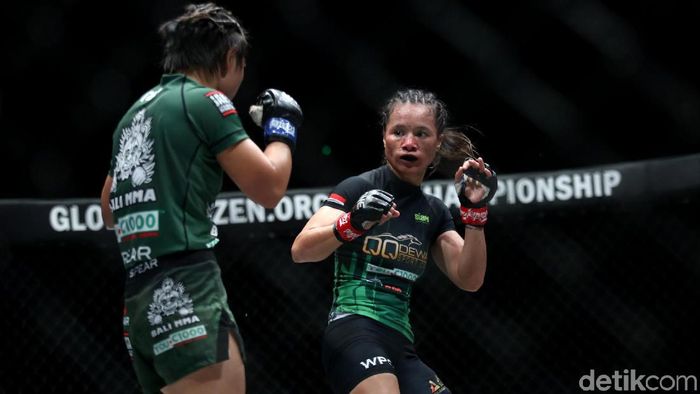 Mantap! Petarung Indonesia Sukses Tundukkan Wakil Myanmar Priscilla Hertati Lumban Gaol kalahkan petarung Myanmar Bozhena Antoniyar. Hal itu membuatnya makin dekat raih gelar juara dunia MMA One Championship kelas atom.