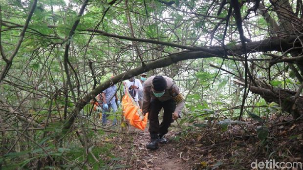 Mayat ditemukan di tengah hutan dengan segepok uang/