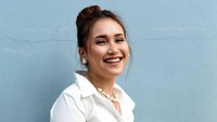 Tak lupa kalung dan anting dengan warna senada juga dikenakan Ayu Ting Ting. Foto: Noel/detikHOT