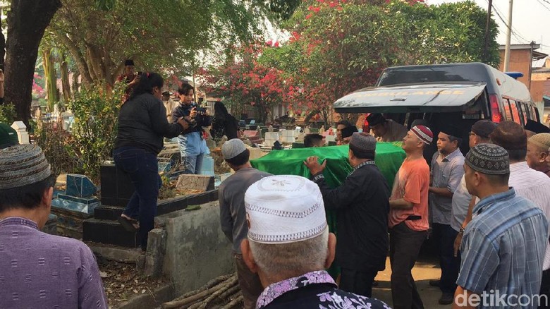 Tangis Keluarga Pecah di Pemakaman PNS yang Dicor Semen di Palembang