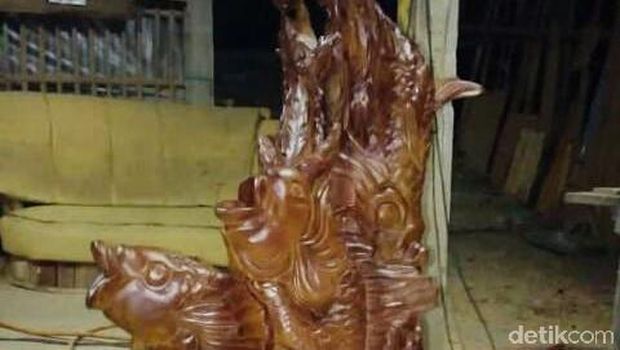 Warga Blitar membuat karya seni dari akar pohon/