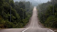 Pantauan detikcom, saat melintasi jalan di salah satu pulau terdepan di Indonesia ini tampak mulus dan nyaman untuk dilintasi.