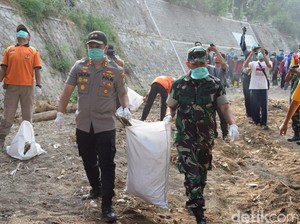 Antisipasi Banjir, Ratusan Petugas Gabungan Trenggalek Gelar Aksi Bersih Sungai