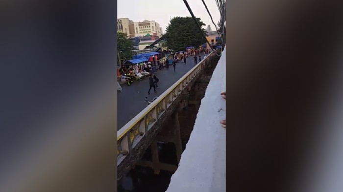 Video Bentrokan Massa Ormas Bersajam di Tanah Abang