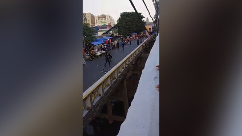 Video Bentrokan Massa Ormas Bersajam di Tanah Abang Video Bentrokan Massa Ormas Bersajam di Tanah Abang