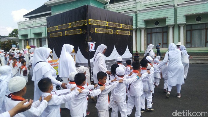 6.000 anak TK dan PAUD mengikuti manasik haji di Ciamis.