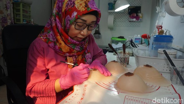 Foto: Payudara Prostetik yang Tampak Asli dan Proses Pembuatannya