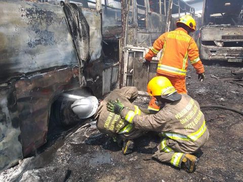 Belasan Bangkai Bus Terbakar di Pangakalan Damri Bandung