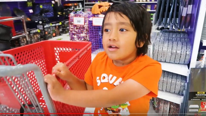 Bocah dengan pendapatan ratusan miliar rupiah per tahunnya. Foto: Screenshot Ryan ToysReviewer YouTube. Bocah dengan pendapatan ratusan miliar rupiah per tahunnya. Foto: Screenshot Ryan ToysReviewer YouTube.