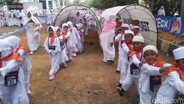 Melihat Keseruan 6.000 Bocah TK dan PAUD Belajar Haji di Ciamis