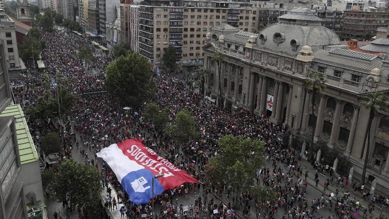 Aksi Protes Kian Bergejolak, Presiden Chile Merombak Kabinetnya Aksi Protes Kian Bergejolak, Presiden Chile Merombak Kabinetnya