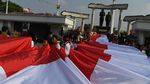 Bendera Merah Putih Hiasi Tugu Pahlawan di Surabaya