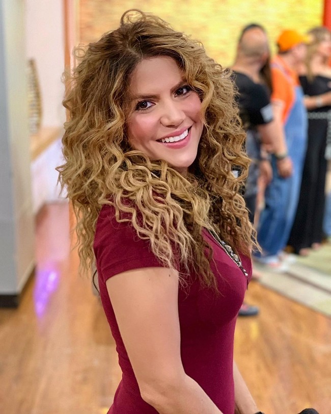 Tak hanya itu, ia juga meniti karier di dunia tarik suara. Ia sering tampil membawakan lagu-lagu Shakira. (Foto: Instagram/@shakibecca)