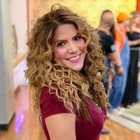 Tak hanya itu, ia juga meniti karier di dunia tarik suara. Ia sering tampil membawakan lagu-lagu Shakira. (Foto: Instagram/@shakibecca)