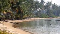 Pantai yang juga dikenal dengan nama Pantai Cemaga ini berada di Desa Cemaga Tengah, Kecamatan Bunguran, Kabupaten Natuna, Kepulauan Riau.