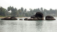 Tak hanya memiliki pemandangan yang menawan, di pantai ini pengunjung dapat melihat beragam batu granit berbagai ukuran yang berada di sekitar Pantai Batu Kasah.