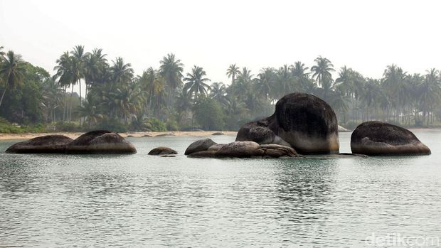 Pantai Batu Kasah di Kabupaten Natuna merupakan salah satu objek wisata menarik di sana. Pemandangan batu granit beragam ukuran menambah daya tarik pantai itu.
