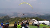 Butuh waktu sekitar 40 menit dari pusat kota Sumedang untuk sampai ke Batu Dua. Akses menuju Batu Dua bisa dilalui kendaraan roda empat. Kondisi jalannya pun cukup baik. Yuk, coba main paralayang di sini! (Mukhlis/detikcom)
