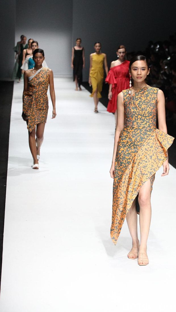 Koleksi Peggy Hartanto di JFW 2020.