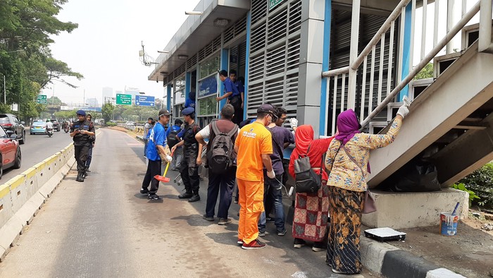 Lawan Vandalisme, Sejumlah Komunitas Bersih-bersih Halte TransJ