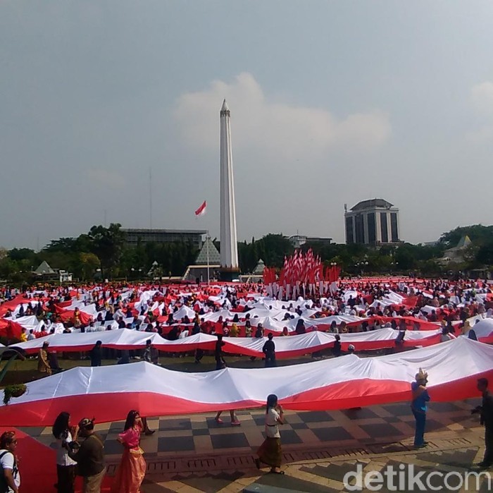 Kirab Merah Putih Sepanjang 2 ribu Meter di Tugu Pahlawan