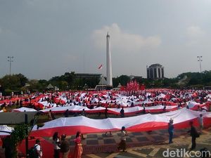 Ribuan Pelajar Surabaya Kirab Merah Putih Keliling Tugu Pahlawan