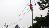 Sejumlah petugas PLN nampak sedang melakukan proses pemasangan Top Tis di Kabupaten Natuna, Kepulauan Riau.