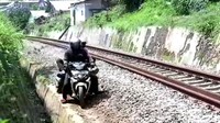 Pemotor di Sukabumi nekat menerobos rel perlintasan Kereta Api (KA) di Kampung Pamuruyan, Kecamatan Cibadak, Kabupaten Sukabumi, demi menghindari razia polisi.