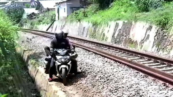 Duh, Pemotor di Sukabumi Terobos Rel Kereta Demi Hindari Razia
