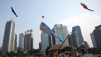 Beragam layang-layang dengan berbagai bentuk dan warna menghiasi langit Kota Jakarta, Sabtu (26/10/2019).