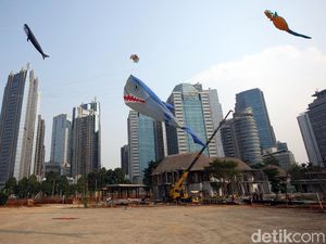Aneka Layang-layang Beragam Bentuk Hiasi Langit Ibu Kota