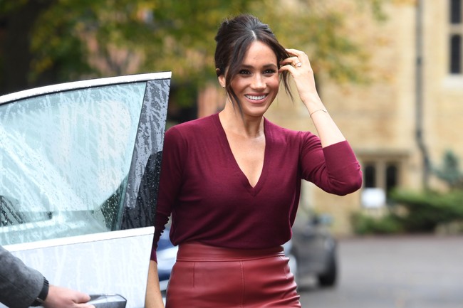 Inilah penampilan Meghan Markle saat menghadiri sebuah acara di Windsor, Inggris, Jumat (25/10/2019). Dalam kesempatan tersebut, busana serba merah burgundy menjadi andalan sang Ducess of Sussex. (Foto: Getty Images)