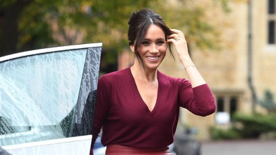 Gaya Kembaran Meghan Markle dan Ratu Letizia, Kerenan Siapa?
