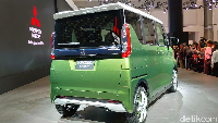 Dilihat seklias, mobil ini sangat Mitsubishi. Hal mana bisa dilihat pada grille depan yang diletakkan horizontal dan membentuk tekstur X. Sementara warna hitam pada wheel arches, yang memanjang dari depan hingga belakang, mengingatkan kita pada beberapa SUV besutan Mitsubishi. Boleh dibilang, ini adalah mobil mini rasa SUV. Foto: Doni Wahyudi/detikcom