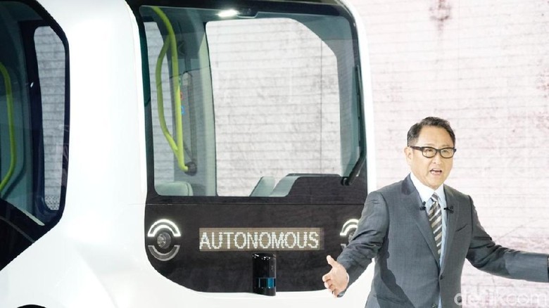 Akio Toyoda di depan mobil tanpa sopir e-Palette yang ditampilkan di Tokyo Motor Show. Foto: Toyota Akio Toyoda di depan mobil tanpa sopir e-Palette yang ditampilkan di Tokyo Motor Show. Foto: Toyota