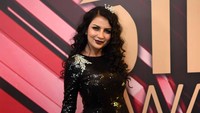 Five V melengkapi penampilannya dengan gaun hitam. Foto: Noel/detikHOT