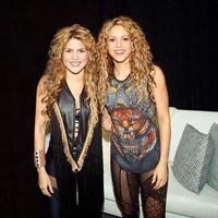 Pernah suatu kali Rebeca Maiellano bertemu Shakira secara langsung. Inilah potret momen tersebut. Bisa membedakan, mana Shakira asli dan kembaran-nya? (Foto: Instagram/@shakibecca)