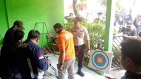 Ya dari rekan-rekan Densus 88 melakukan tindakan penangkapan terhadap salah satu warga Setu yang TKP penangkapannya bukan di wilayah Setu. Namun di sini adalah tempat kediamannya, kata Kapolsek Setu AKP Wahid Key di Perumahan Griya Setu Permai, Jalan Flamboyan 2, Bekasi, Sabtu (26/10/2019). (Foto: Dok. Istimewa)